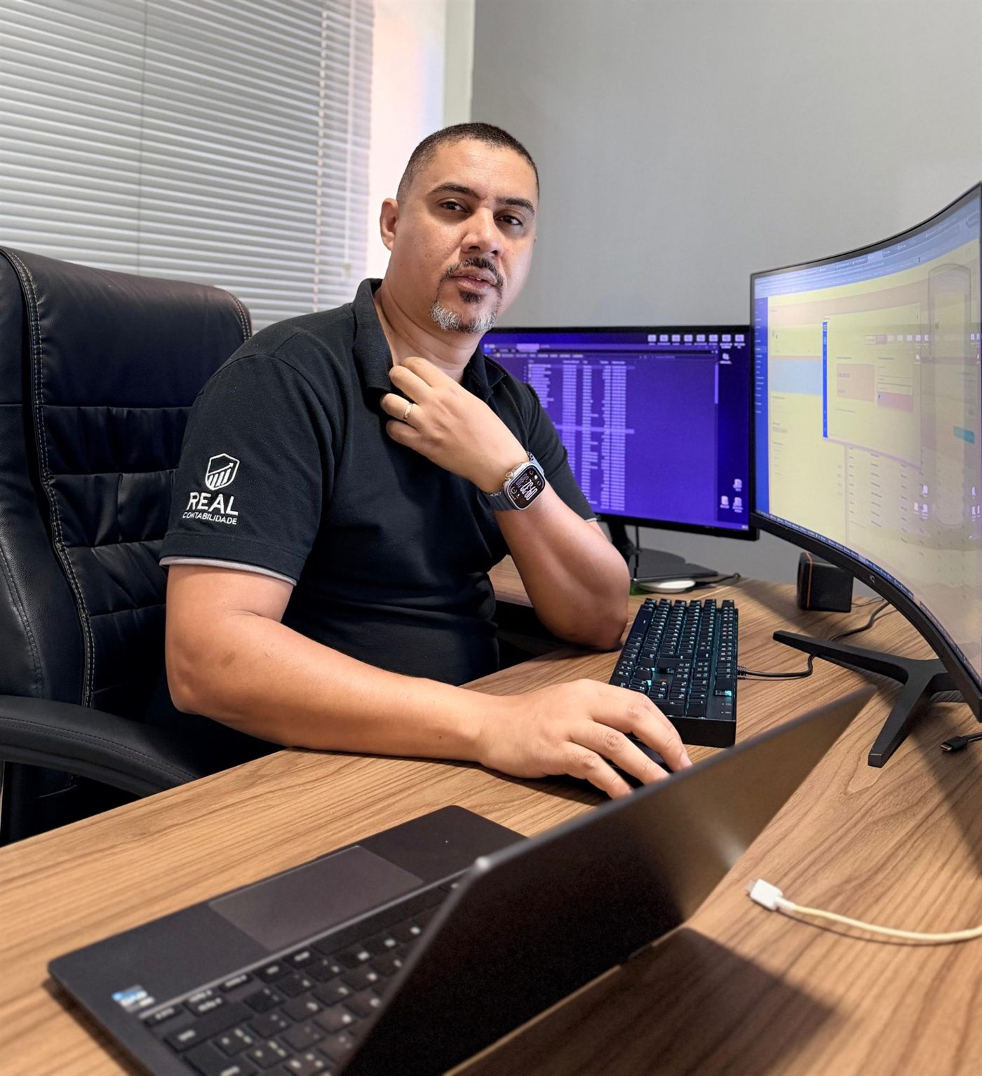 Integrante da Real Contabilidade BH trabalhando com dois monitores