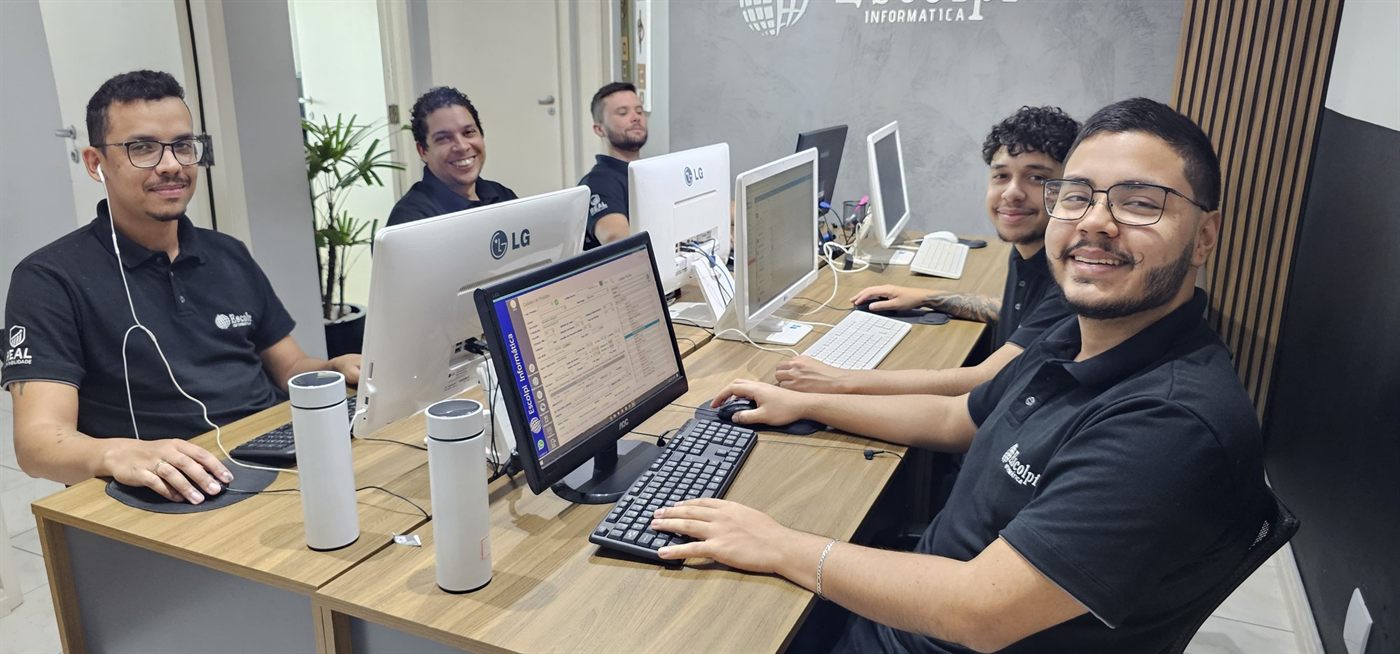 Equipe de suporte da Escolpi trabalhando no escritório